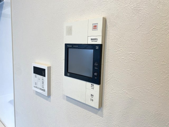 来訪者の顔を室内からしっかり確認できるTVモニター付きインターホンです。不審者の侵入防止や不要なセールスへの対応も安心で、ご家族の安全で快適な暮らしをしっかりと守ります。