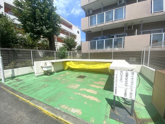 敷地内に綺麗に管理・維持されたゴミ集積場スペースです。管理体制の良さが一目で伺え、居住者様が毎日気持ちよく衛生的に暮らせるよう細やかにお手入れが行き届いています。