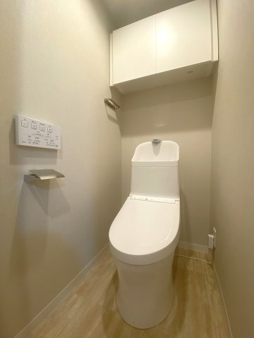 温水洗浄便座付きのトイレへと新規交換がされています。清潔感のあるスタイリッシュな空間に仕上がっており、毎日使う場所だからこそ快適さと衛生面にこだわり抜いた設備環境です。