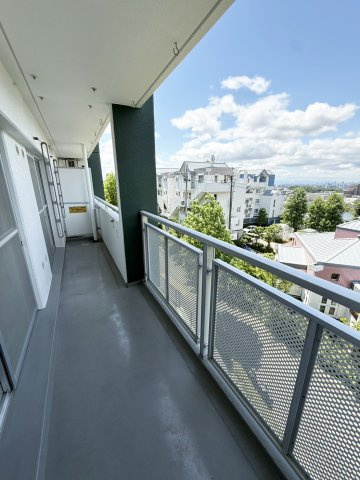 南西側のバルコニーです。前面棟とも間隔があり、開放感がございます。