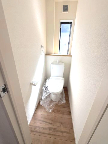 施工例。1階のトイレです。施工例は完成時と異なる場合があります。