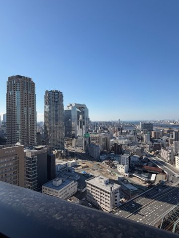 バルコニーから眺めると大阪梅田エリアがより近く感じられます!(^^)!