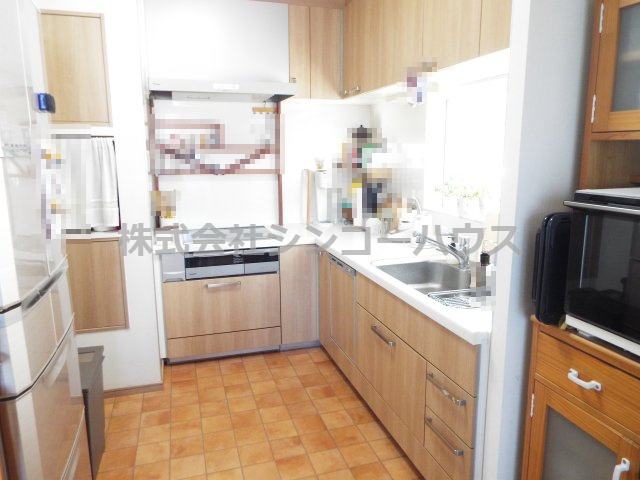 二人で立っても余裕がありそうな、ゆとりある明るいL字型キッチン。