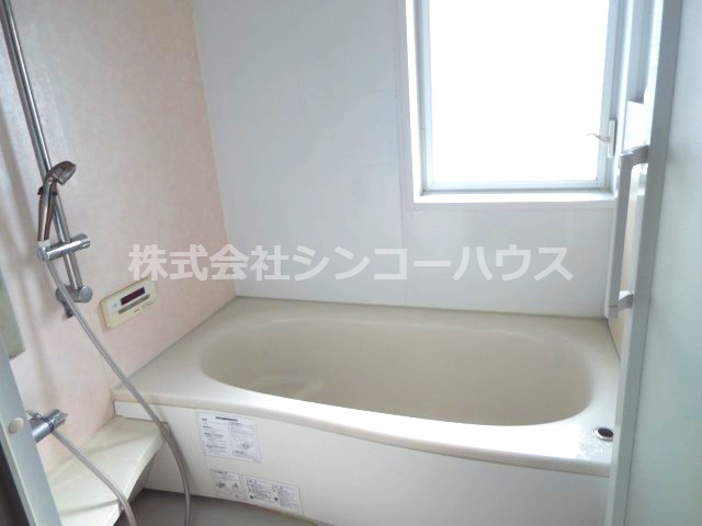 大きな窓があるので換気もできます。