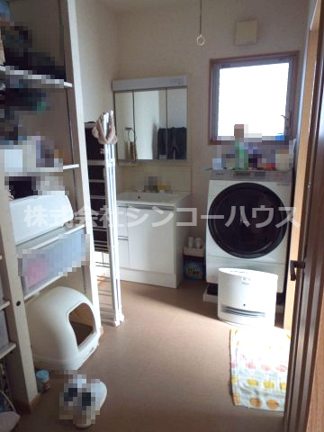 独立洗面台と洗濯機が置ける脱衣所。