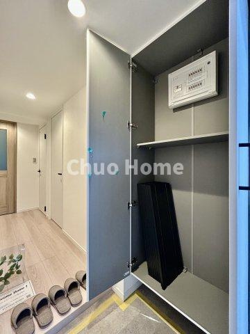 【玄関】玄関には大型のシューズクローゼットを設置しておりますのでいつでもスッキリりとした空間を保てます。玄関周りを清潔に使うのはとても大事なことですよね。