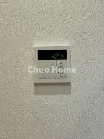 【給湯リモコン】外での一日を忘れさせてくれるオートバス機能でお好みの湯量・温度に調整された浴槽。