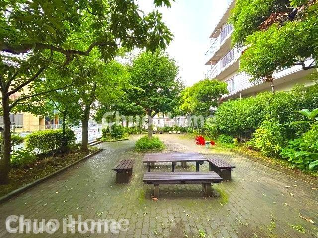 敷地内には緑が多く住環境良好です