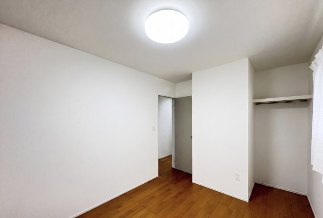 シンプルで使いやすい洋室は、主寝室や子ども部屋、書斎などライフスタイルに合わせて活用できます。収納スペースも備わっているため室内を広く使いやすく、落ち着いたプライベート空間を実現しています。