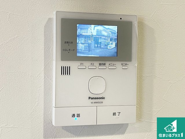 カラーモニターインターホン！声だけでなく来訪者の姿や顔がモニターで確認できるので、小さなお子様がいらっしゃるご家庭でも安心できます！
