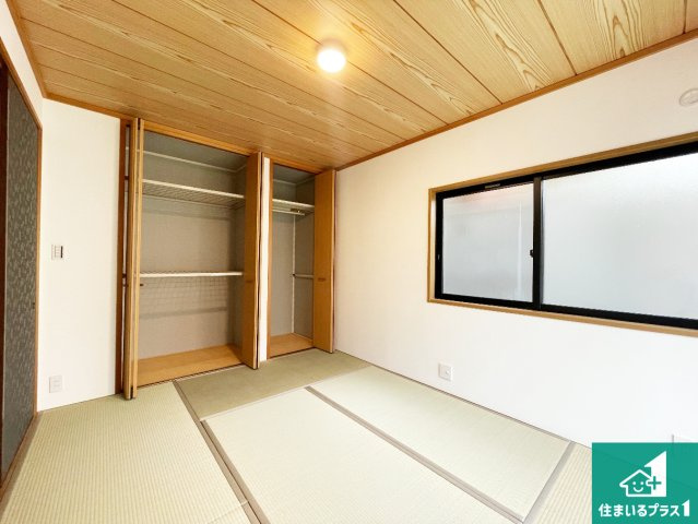 一室あると便利な和室は客間としてだけでなく、小さなお子様のプレイルームや食後のくつろぎスペースとしてもご利用いただけます。収納もついていますので大活躍間違いなし！