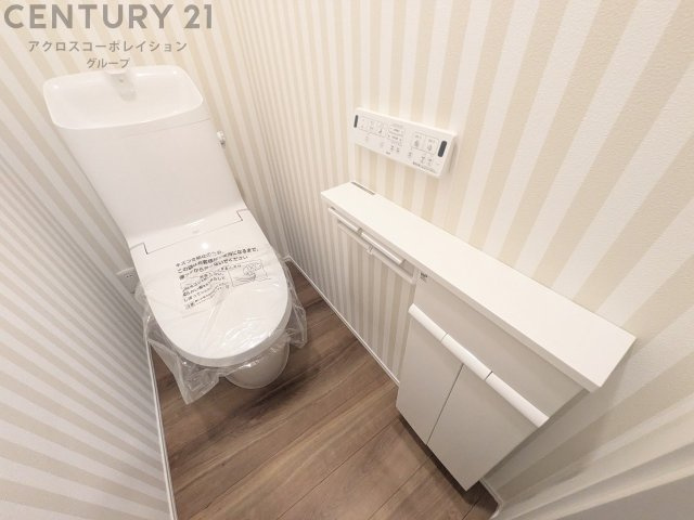 温水洗浄便座付トイレは温水洗浄機能により、暖かい水でおしりを洗浄することができ、冷たい水を使う従来の便座に比べ、温水洗浄機能で暖かいトイレを提供し、快適な使用を可能にします。
