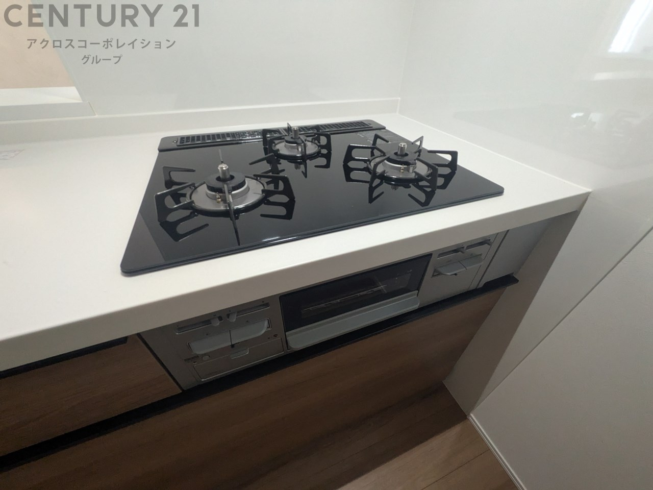 多数の調理器具を同時に使用でき、料理の効率化が可能。省エネで節約になり、様々な料理スタイルに適応できます。また、火力調整が独立しており、手入れや掃除もしやすく、今よりもっとお料理が楽しくなるかも。