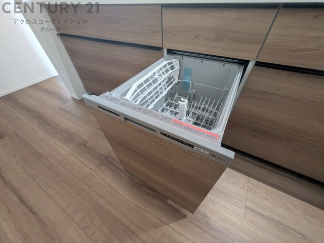 食器洗浄乾燥機は手洗いに比べて時間や労力を節約できます。また、高温のお湯で洗浄されるため、雑菌や細菌を殺菌する効果もあります。さらに、乾燥機能があるため、手で拭く手間も省け衛生的に保管できます。
