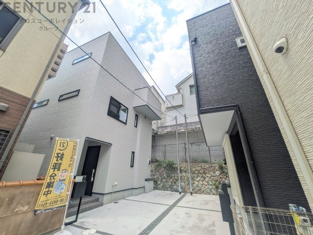 駅から近く利便性の高い住立地、周辺には商業施設が整っておりお買い物便利。