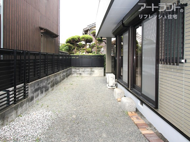 【裏庭】南向きで陽当たり良好
