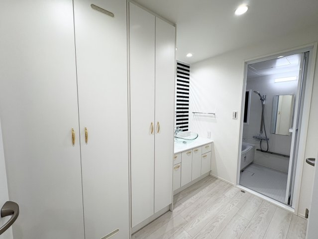 家族みんなが快適に使える洗面所です