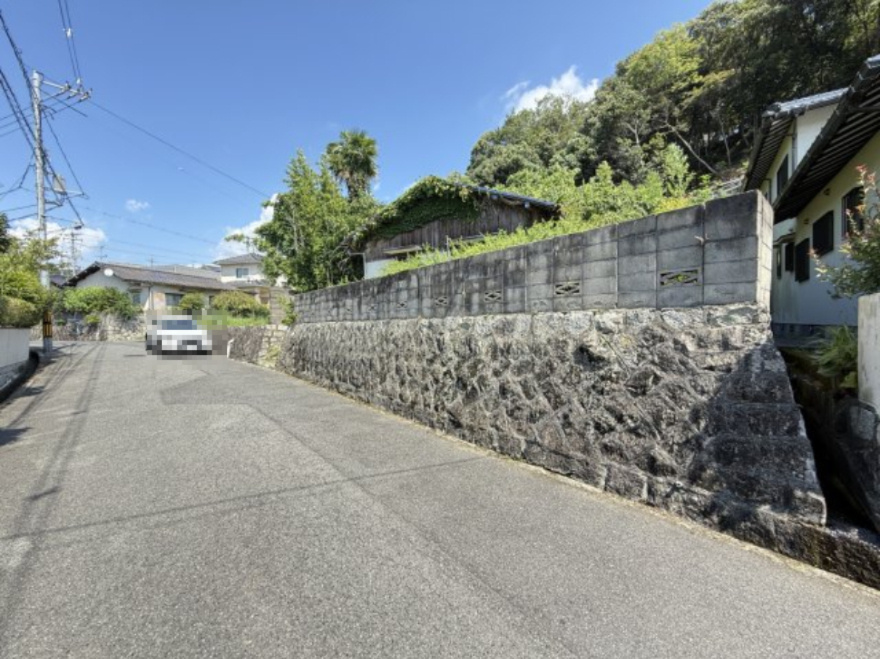 主要道路に近く、車でのアクセスが便利な区画です。生活利便施設が充実しており、毎日の暮らしが快適に送れるロケーション。通勤や通学に便利なだけでなく、静かで落ち着いた住宅街で快適な生活が待っています。