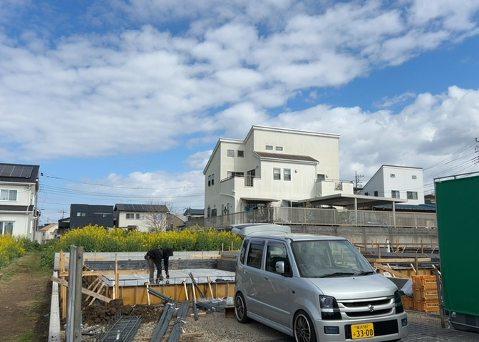 バルコニーは、室外の専用スペースのうち、「屋根がなく開放された空間」であるものを指します。ベランダより広いタイプのものが多く、日当たりもよいため家庭菜園などを楽しみたい人にとって適した環境となります。