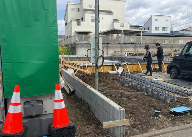 敷地内には、散水栓や立水栓があります。水道水を直接利用できるため、水を運ぶ手間を省くことが出来ます。大量の水を必要とする洗車作業や清掃などに役立ちます。その他設備とあわせて、現地でご確認ください。