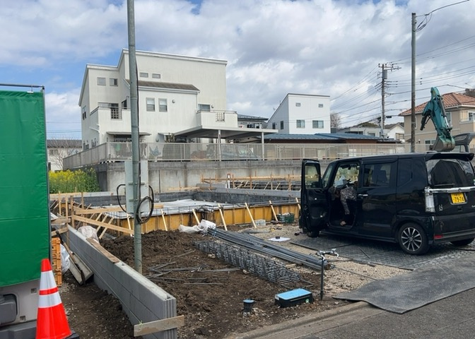 木造住宅とは土台、壁、柱など建築物の強度を支える構造体の材に木が使用されている構造を指します。構造体は建物の自重を支えるだけではなく風圧や水圧、積裁荷重などあらゆる衝撃に耐えるための基礎です。