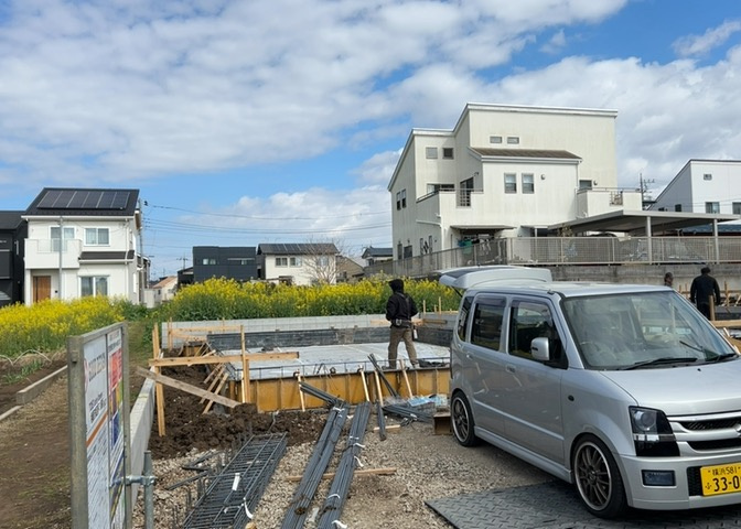 ベタ基礎とは、柱の位置に関係なく全体に基礎がある事を指し、面積が大きい分建物の重さを全体に分散できます。また、地面からの湿気や害虫を遮断でき、木造住宅で心配されるシロアリ被害を防ぐ効果も期待できます。