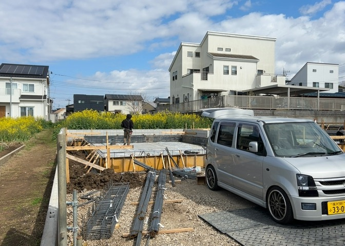 基礎パッキング工法とは、床下の換気確保のため基礎と土台の間に緩衝材を挟み込む工法です。土台の下に数十センチの間隔で設置されるため、全体的な隙間が生まれます。床下換気口に比べて高い通気性が確保されます。