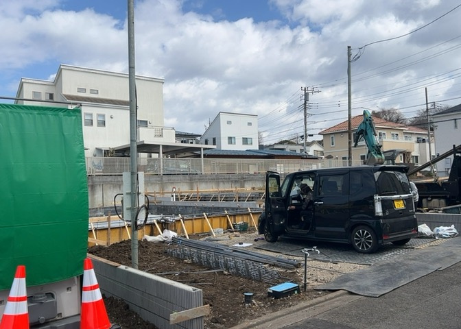 現地に行くなら、物件の周囲の地形がどうなっているかを見ることも大切です。周辺より低くなっている土地では、大雨などで水が集まりやすいため、地盤が弱くなっているということも考えられるため、注意が必要です。