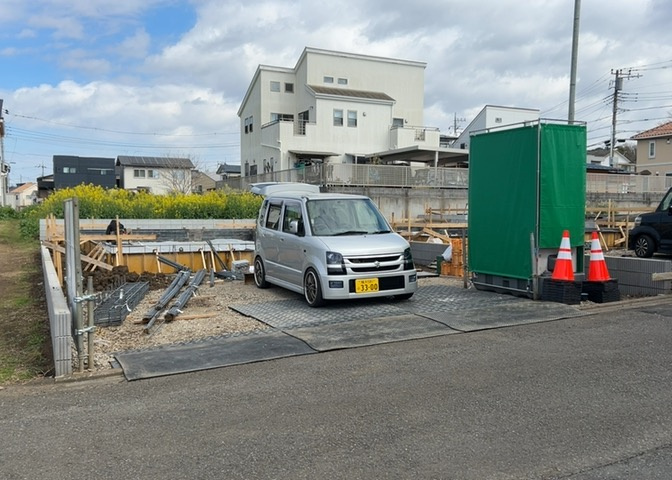 道幅が狭い場所は比較的土地の値段が低いことが多く、また交通量が少ないため騒音が少なく静かな環境で過ごせます。また、小さいお子様がいるご家庭も安心です。一方で車の駐車が難しいというデメリットもあります。