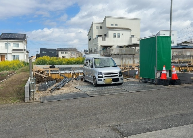 道幅が広い場所は日当たりや風通が良好です。幅が広いのですれ違いも可能ですし大きな車でも駐車可能！一方で、大型車が通ることも多くなるため交通量の増加により騒音に繋がります。また土地の値段が高くなります。