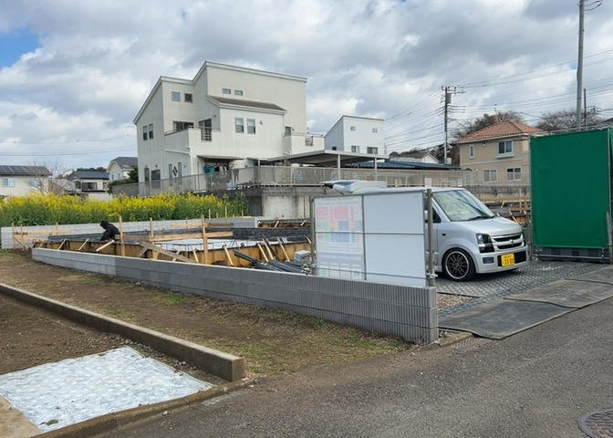 現在は更地となっています。現地をご見学に行く際は、道路の幅や周辺の交通量、施設などをご確認頂くことをおすすめします！ある程度イメージをつけたいという場合は、同売主の施工事例や完成パースもお見せします。