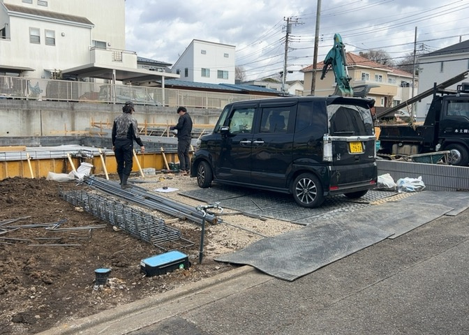 車一台あたりに必要なスペースは、標準サイズの普通自動車で横幅2m50cm、長さ5mは必要になります。ただし、乗降のことも考慮して横幅3m30cm、長さ5m50cmほどは確保できるところを選びましょう。