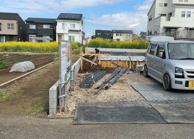 庭のある家に住むことのメリットとして、子どもたちの遊び場を確保できること、ガーデニングや家庭菜園を楽しめること、明るさを確保できることがあります。また、配置を工夫することでプライバシーが確保できます。