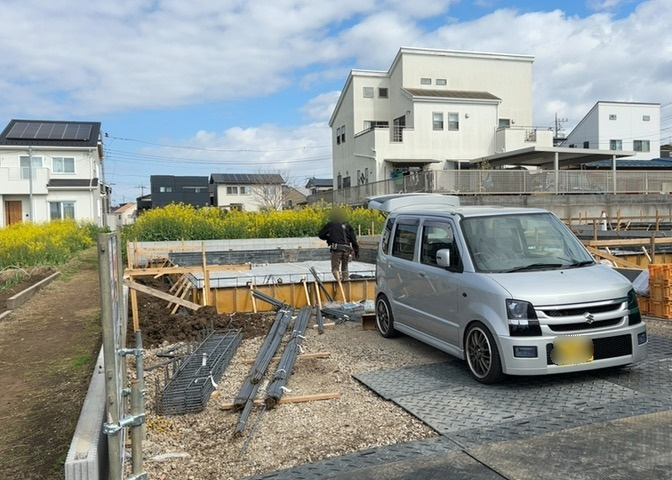 玄関は、狭すぎると複数人で使いにくく、広すぎても無駄な空間になりがちです。最低2畳を目安にして、家の広さとの兼ね合いや家族の人数を考慮して決めるとよいでしょう。現地を見学して快適な玄関を選びましょう！