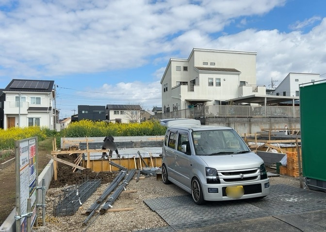 玄関ポーチにおいて最も重視すべきと言っても良いのが広さです。適切な広さの玄関ポーチでないと外見的なバランスは崩れてしまいますし、何より使いにくくなってしまいますので、現地で実際に下見をしてみましょう！