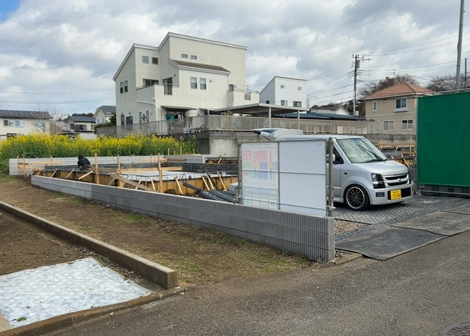 住宅用の土地では前面道路に2m以上接していなければならないと法律で定められています。しかし、お持ちの車のサイズやライフスタイルなどにより、2mでは利便が悪い場合もございますので、事前に確認しましょう。