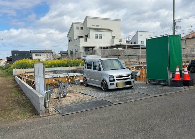 お持ちの車種によっては前面道路が広い方が便利でしょう。しかし、前面道路が広ければその分交通量が多くなるため、騒音などが気になる場合があります。実際に現地を見学し、周辺交通量や騒音などを確認しましょう！