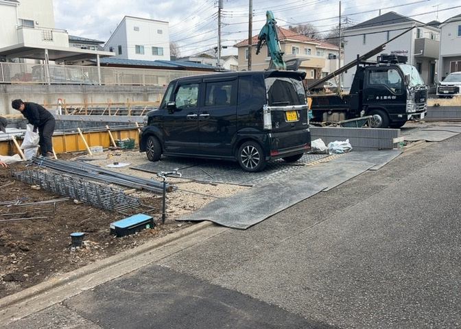 駐車場と明記されていても、最小スペースでつくられた駐車場だと大型車は駐車できなかったり、出入りしにくくなったりする可能性があります。お車のサイズと購入したい物件の駐車場のサイズを現地で確認しましょう。