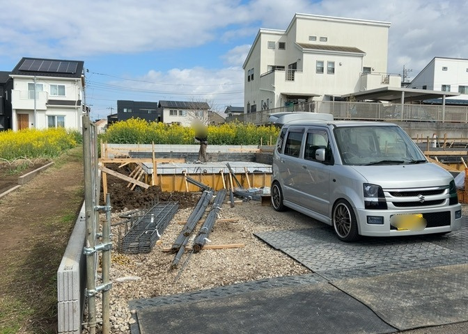 玄関は家の顔でもあり、家族以外の目にも止まる場所です。玄関は外との間を仕切る扉、靴などをしまっておく収納スペース、靴脱ぎのたたきスペース、来客とのやり取りをするドアホンなど複数のアイテムからなります。
