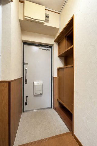 ■シューズボックスのある玄関です！　※ＡＩによる家具消しを実施しています。