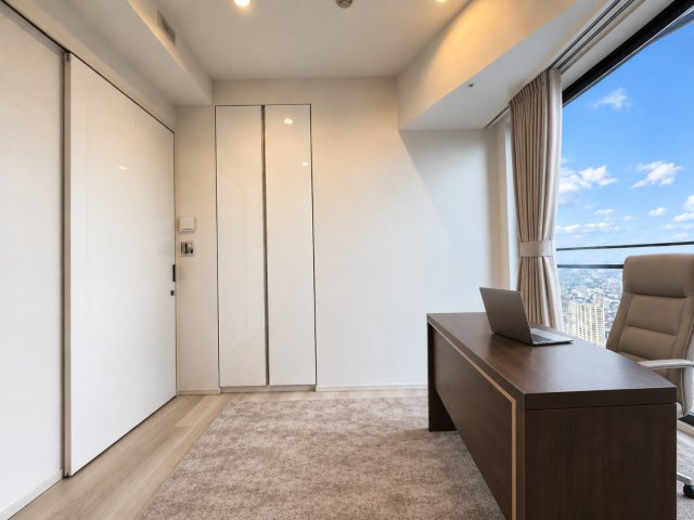 リビング横の5.0帖洋室。　※本画像は現況写真から、家具や生活用品等をAIにより家具の設置等をした画像です。