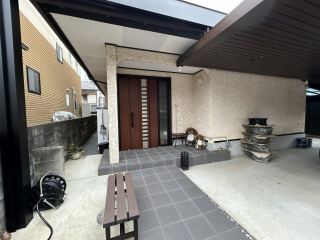 玄関ドア・アプローチ部分、リフォーム済み（R4年）