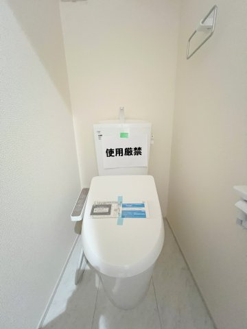 1階トイレには快適な温水洗浄便座付