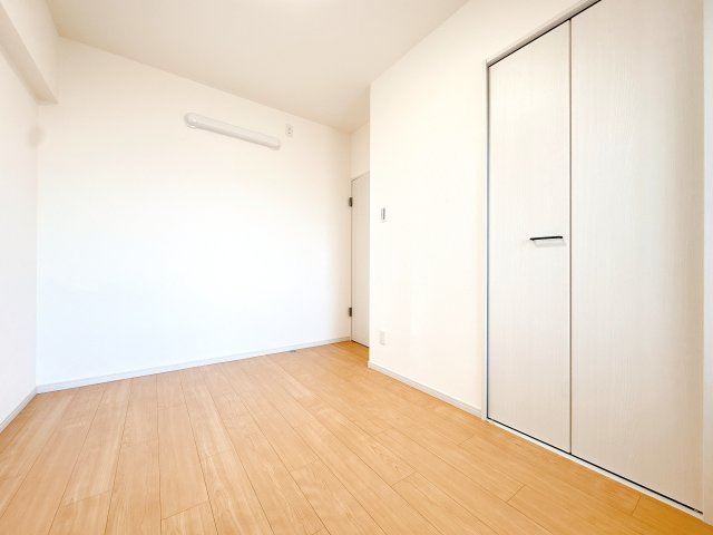 北側洋室の別角度になります♪
