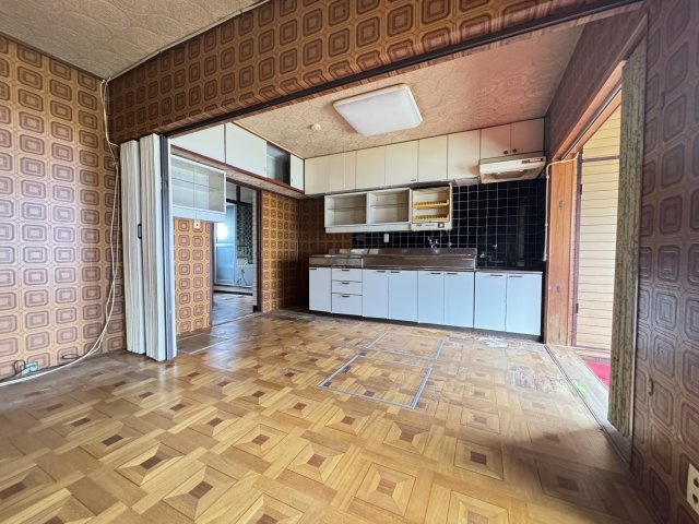 隣の洋室と仕切られた引戸を引き込むことで広々空間として利用可能な間取となっております。