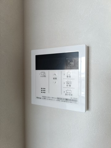 【給湯パネル】　ワンタッチで操作できる給湯パネル付き。