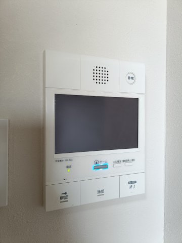 【インターフォン】　来客を確認できるモニター付きインターフォン。安心のセキュリティ。