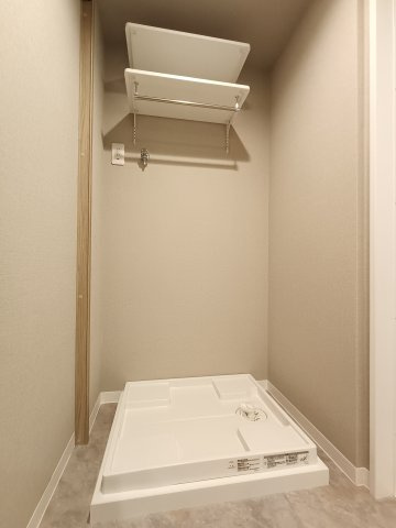 【室内洗濯機置き場】　室内に洗濯機置場を完備。天候に左右されず快適にお洗濯。