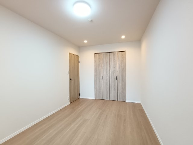 【洋室1　約7.5帖】　落ち着いた雰囲気の洋室。寝室や子ども部屋など、幅広くお使いいただけます。