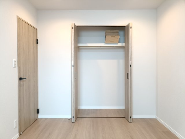 【洋室1　収納】　クローゼット完備で、衣類や荷物もすっきり収納。